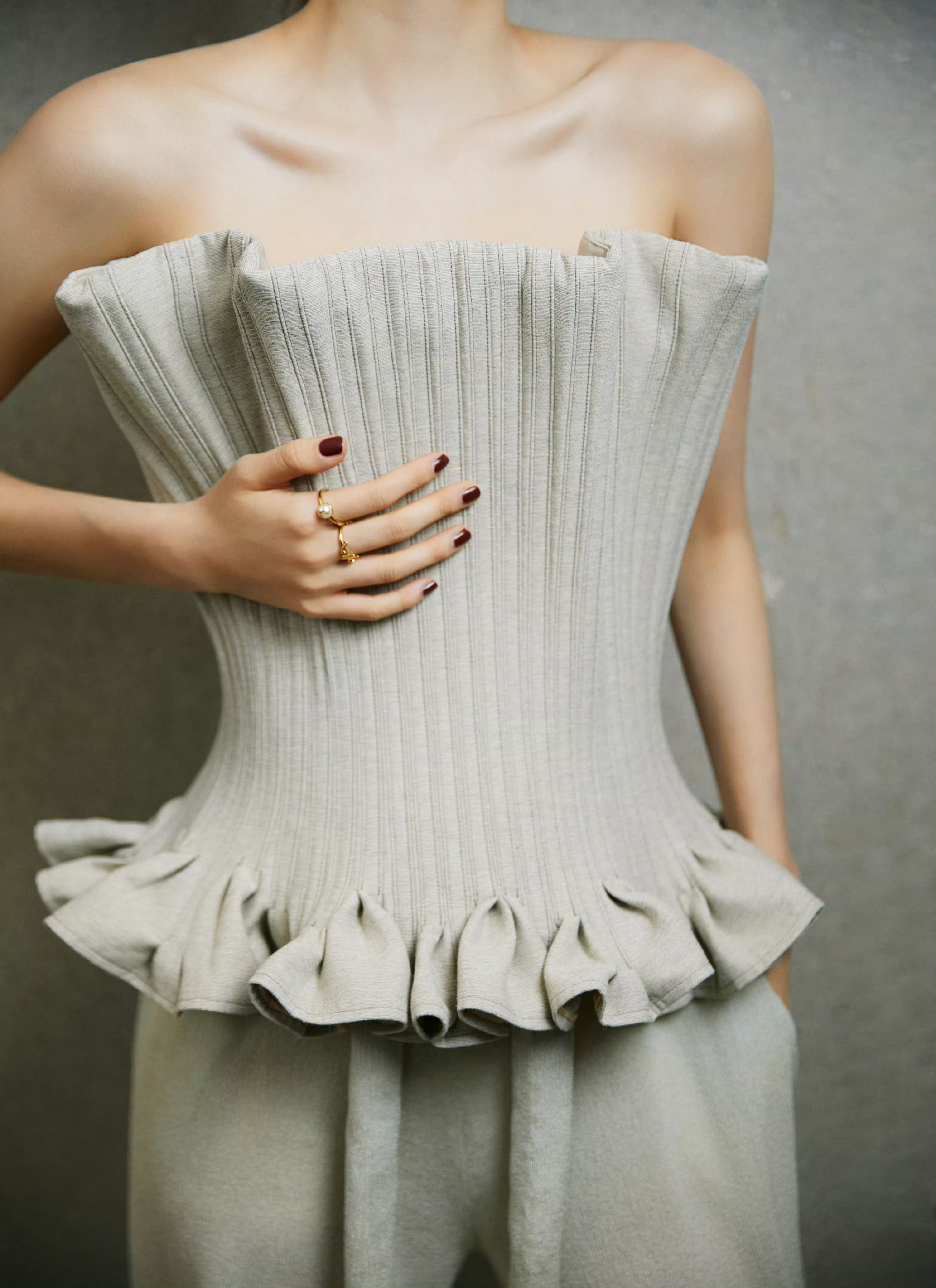 欧阳娜娜线下美成啥样了褶皱抹胸搭配阔腿裤，欧阳娜娜这身造型太绝，线下自带松弛感