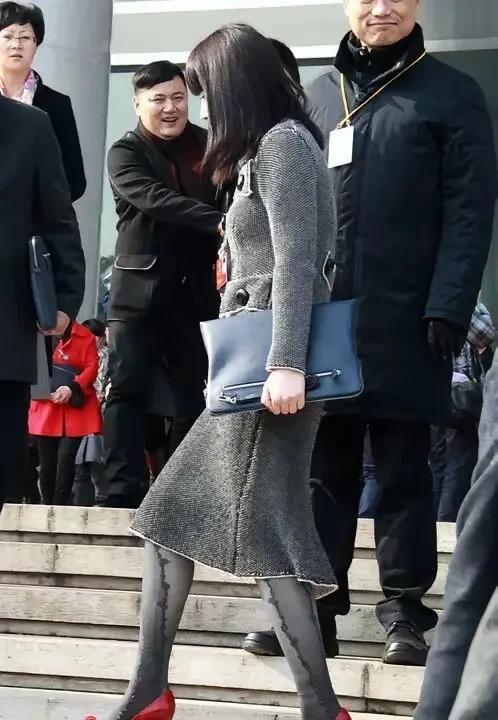 照片上是娃娃哈哈长公主宗馥莉年轻时参加某次会议时的情景，这时候的她无论是气质还是