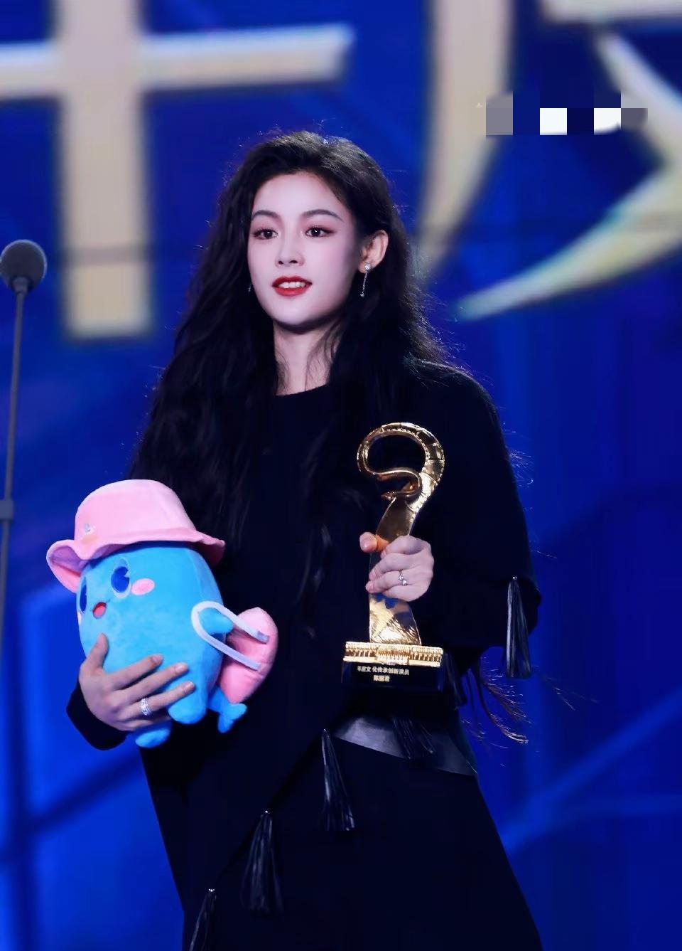 李沁如果像陈丽君这样专注戏曲专业，好好演闺门旦，最后也会红的吧？反正优秀的人无论