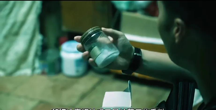 《扫毒风暴》男人当初带人去卢少骅公司闹事，要求赔偿那天，在车里偷了一个包，包里有