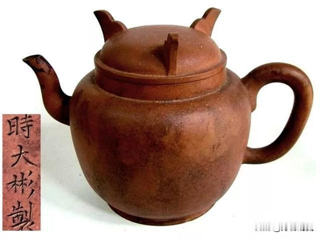 1987年，福建漳浦县一古墓被盗，奢华陪葬品洗劫一空，现场的考古专家却对破布包着