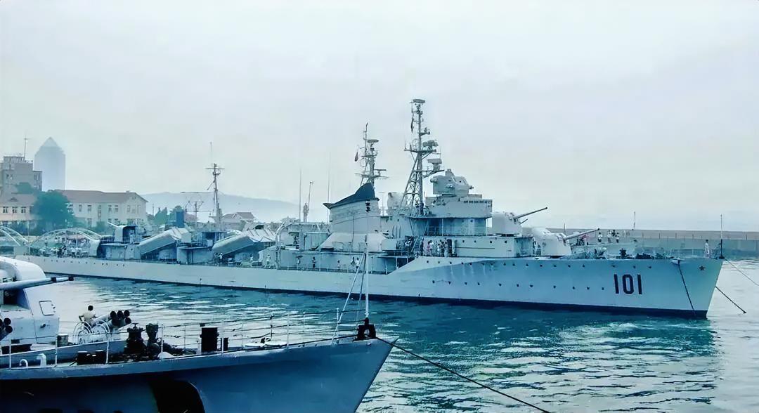 这是中国海军第一代“四大金刚之首”101鞍山舰，也是中国海军的第一艘驱逐舰。新