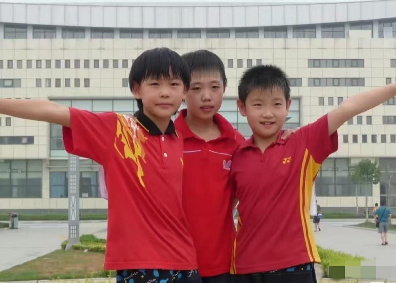 大半夜看到一张莎莎照片，惊到了!这时候莎莎大概八九岁，圆脸。和朋友一起搭肩搭背