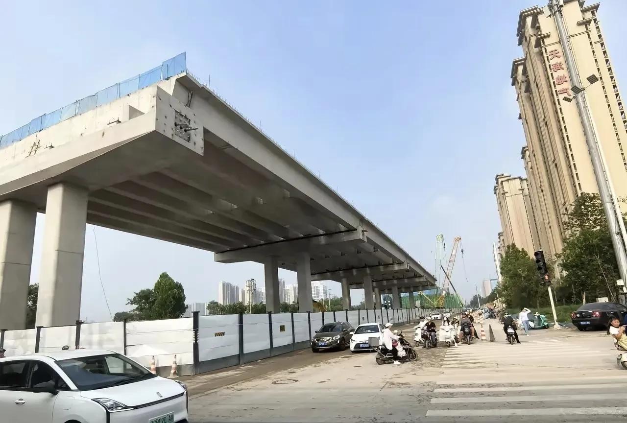 石家庄和平路跨复兴大街高架的建设速度确实惊人。想当初和平路施工的时候，那叫一个
