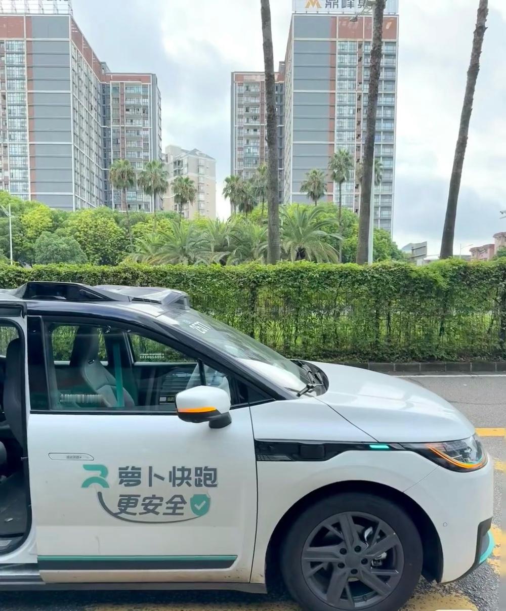 前几天出差在深圳试了把无人网约车，手机输个码车门就打开了，前排没有司机，看着方向