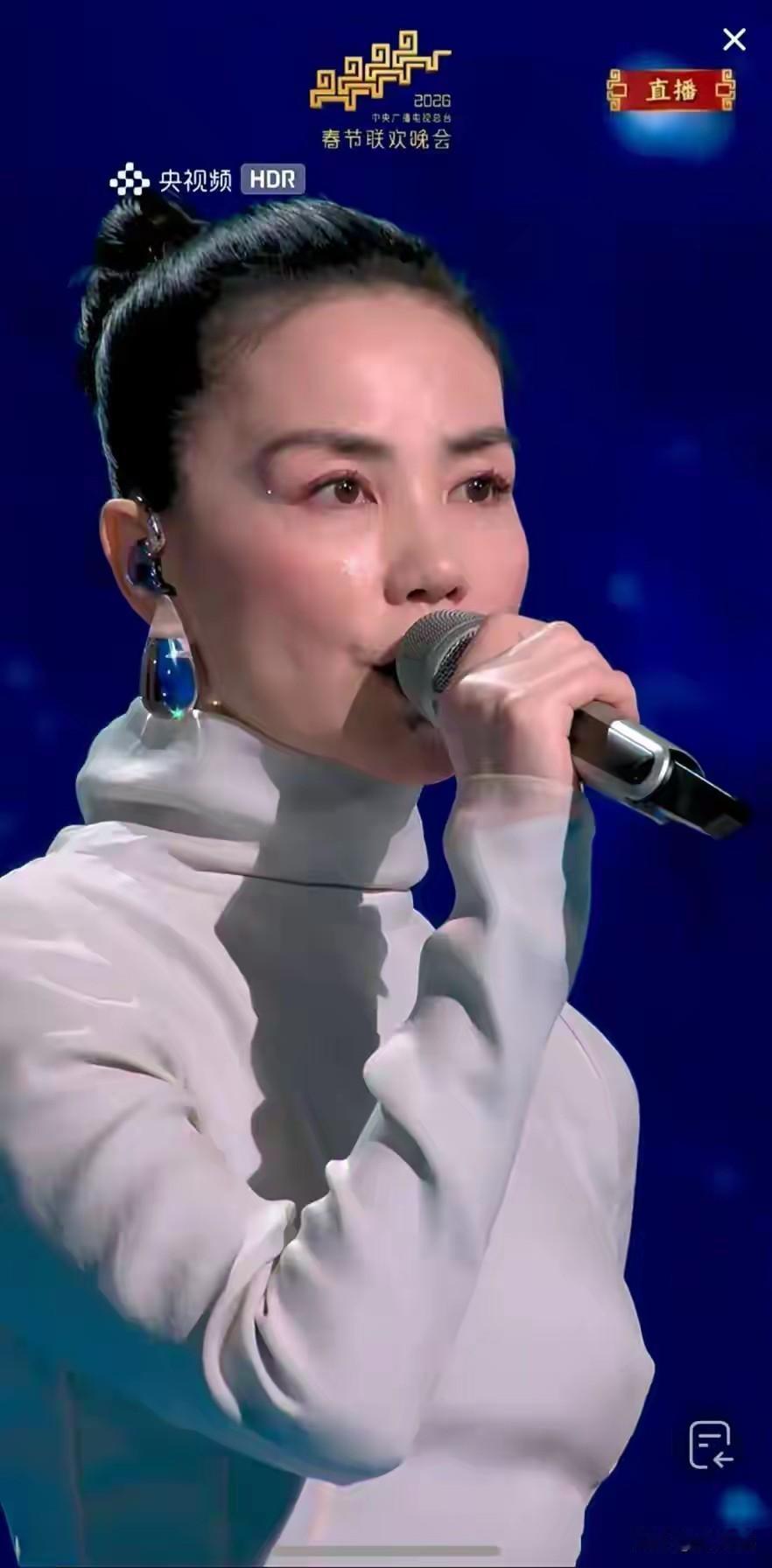 2026年春晚上王菲的妆容与样貌，引发热议，都说她老了。其实，应该是服装与灯