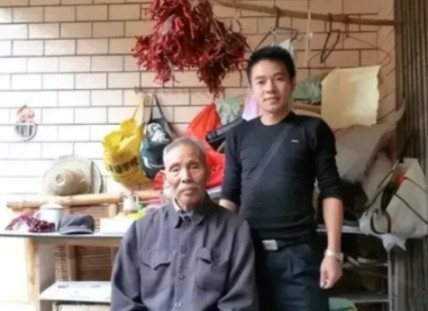 知恩图报！”2003年一男子喝多掉进河中，一位拾荒大爷舍命将其救上岸，男子为报恩
