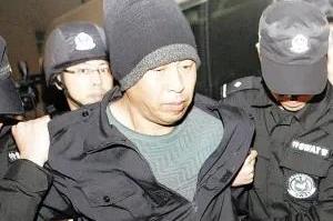 下水道惊现肉块，牵出二十年追捕“马拉松”