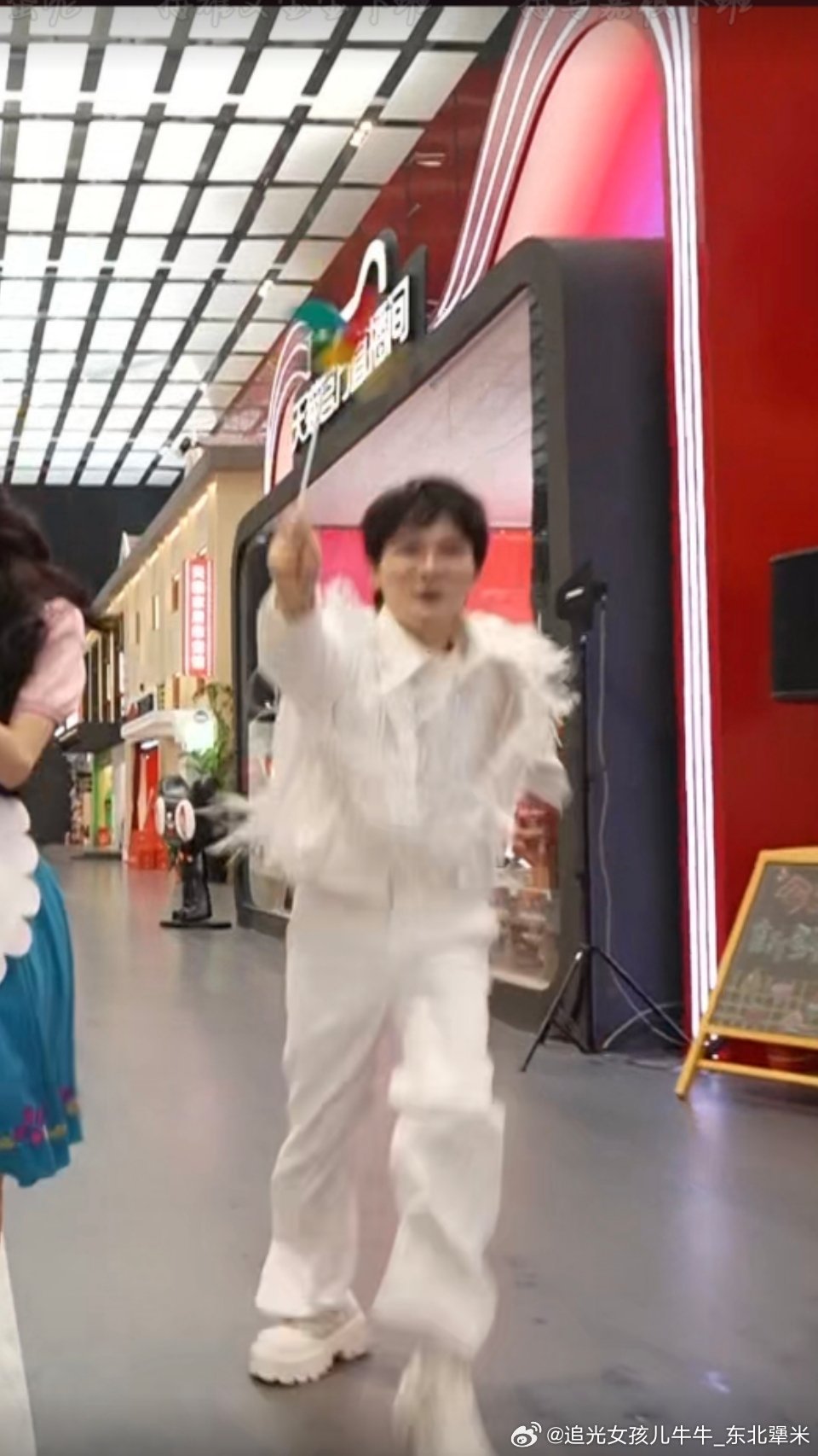 周深周深品尝奶皮子糖葫芦连吃带拿周深疼痛转移他到底是怎么做到这么萌的