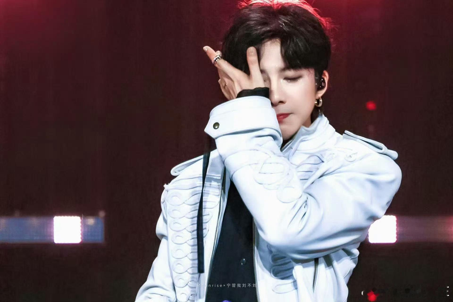 刘宇宁穿拖鞋去庆功宴刘宇宁在庆功宴上穿拖鞋哈哈哈哈谁能懂我哥的松弛感啊！巡演结束