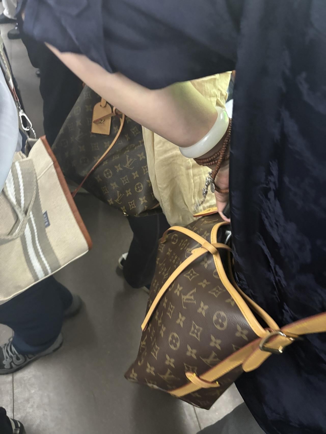 北京地铁，有钱人真不少，这两女富婆真有钱，一人背着一个价值2万的LV经典