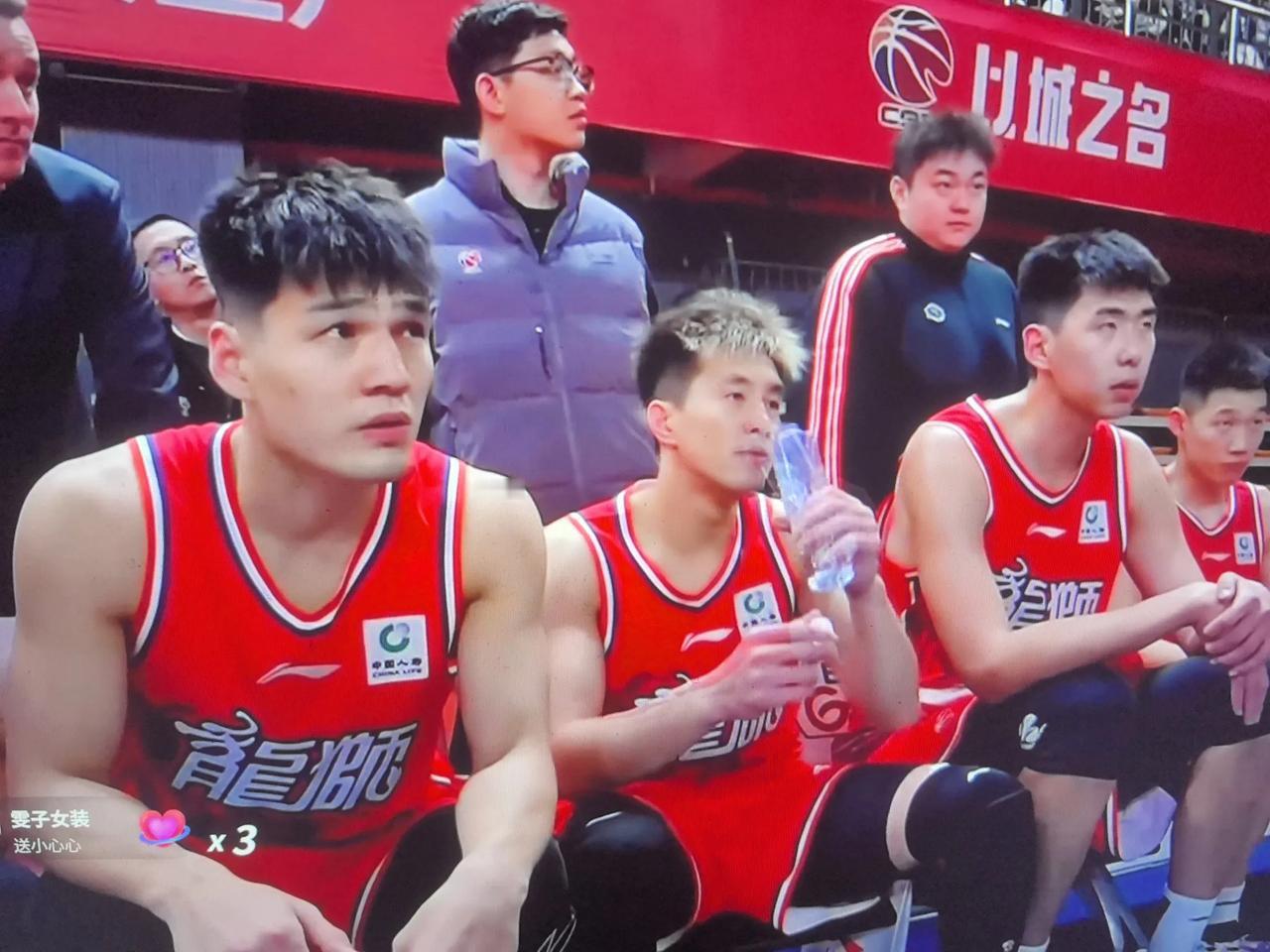 龙狮“三剑客”真的霸气侧漏！★郭艾伦---三剑客的大哥当然坐中间！天赋异禀且