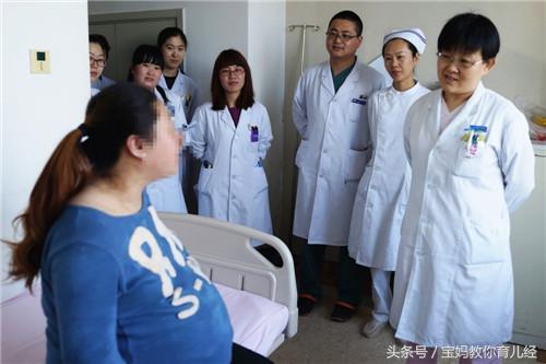 43岁高龄产妇二胎怀三胞胎, 孩子出生后, 老公瘫坐在地