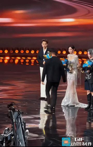 因为活动上老总摔倒这事儿，网上有指责汪苏泷的也有吐槽花束水太多的。其实仔细看