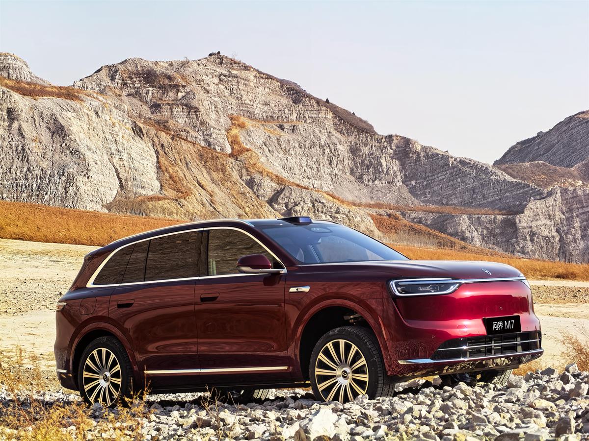 雨雪晚高峰取车即暖，全新问界M7解锁冬季通勤幸福感冬季雨雪晚高峰下班，走出办公