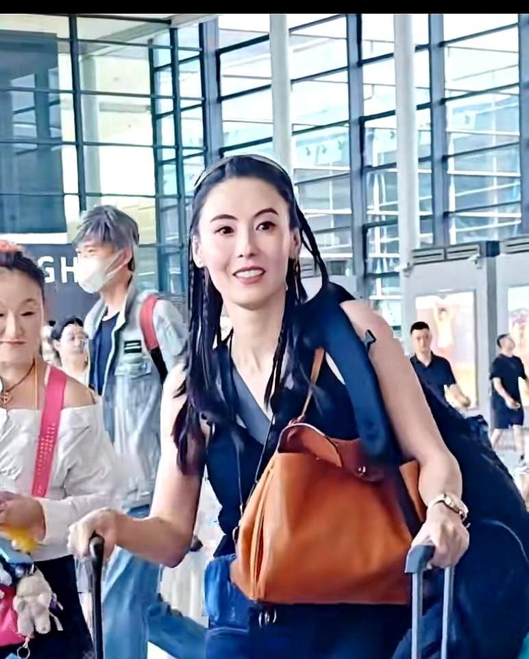45岁肩背幼子、手牵二儿，同天大儿子被剑桥物理录取——张柏芝把“崩溃”换成“剑桥