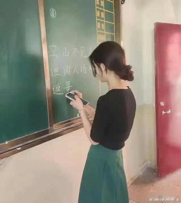 女老师自创“幼态字体”走红，被家长投诉停职，字丑就不能教书吗