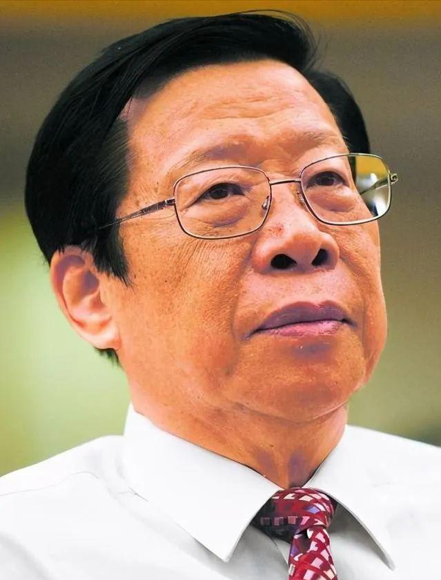 1993年，时任中央电视台台长的杨伟光，在没有上报的情况下，擅自做主在《新闻联播