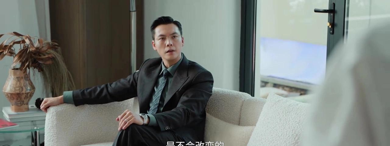 《许我耀眼》今晚好命哥还真是有点帅的，他真的懂做生意[吐舌头眯眼睛笑]蒋亮和许妍开会，一直
