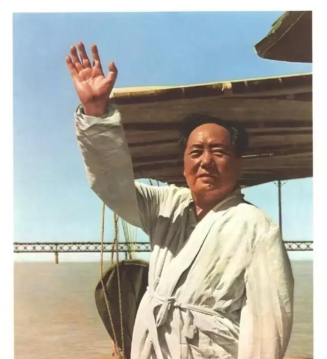 1966年7月16日，这是毛主席最后一次畅游长江。很多人都知道，毛主席最喜欢的一