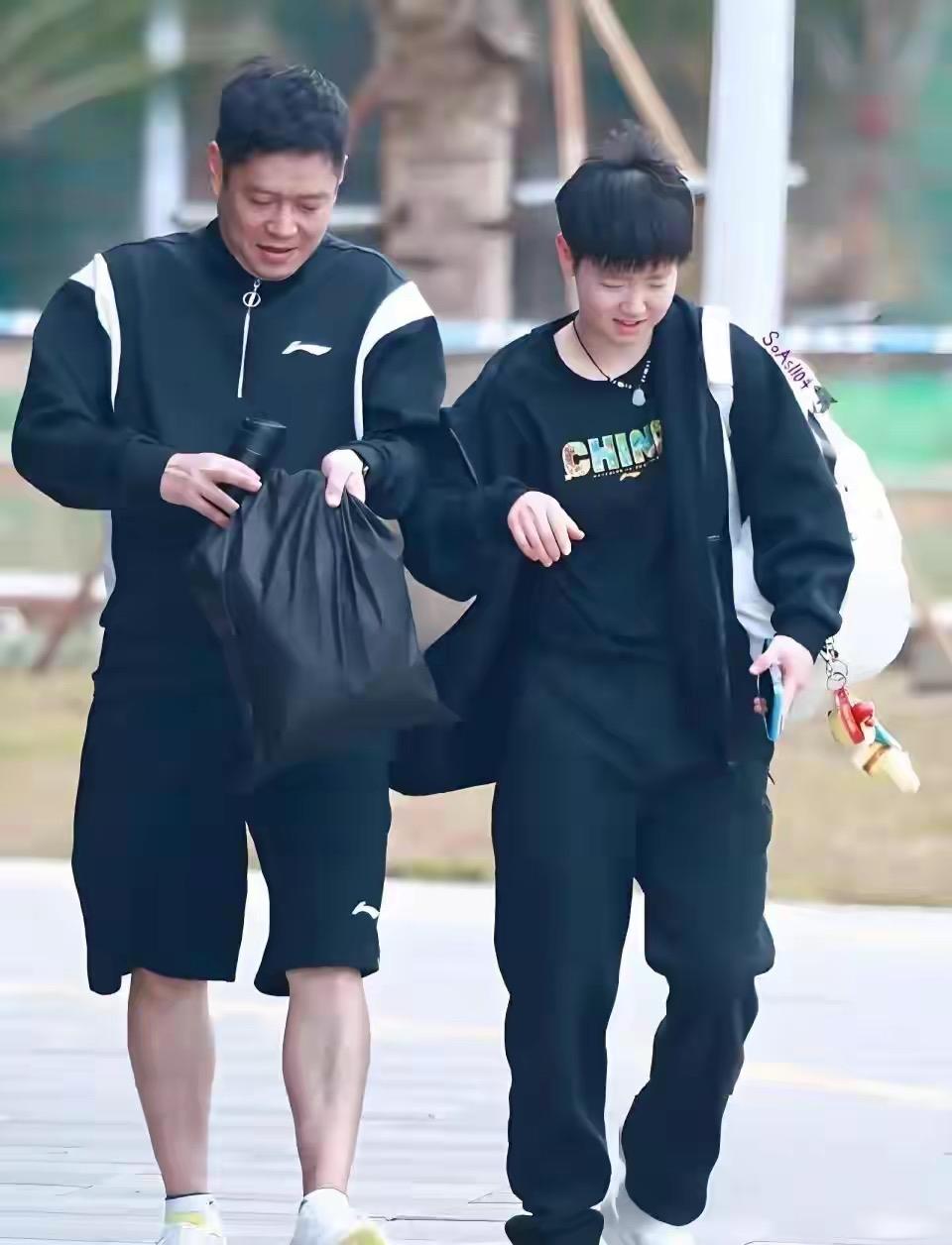 莎莎的师傅邱贻可简直太幸福了！不仅被徒弟带到了巴黎奥运会闭幕式的大舞台，而且