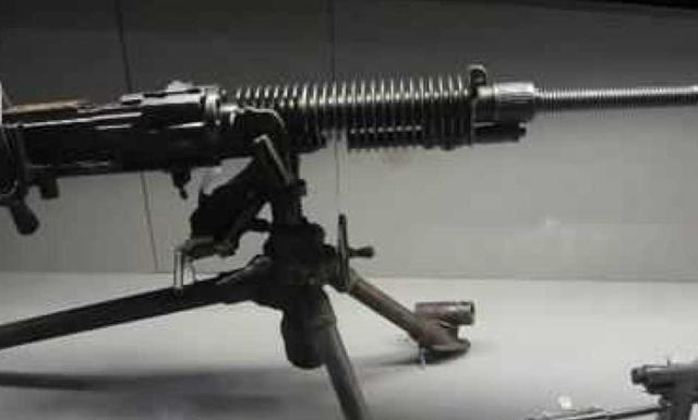 日军的九二式重机枪：一架机枪要22人才正常战斗，子弹还要刷上油咱们先从那个“2