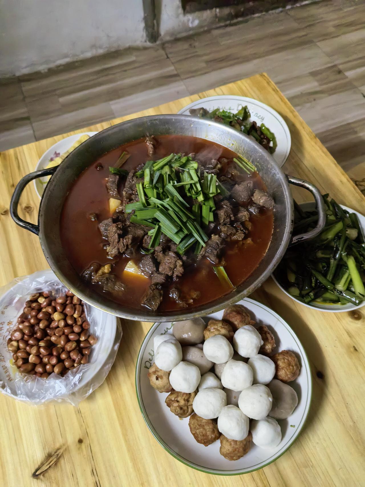 手机相册翻到底，没什么风光大片，全是沾着烟火气的家常模样——一盘盘刚出锅的菜，和