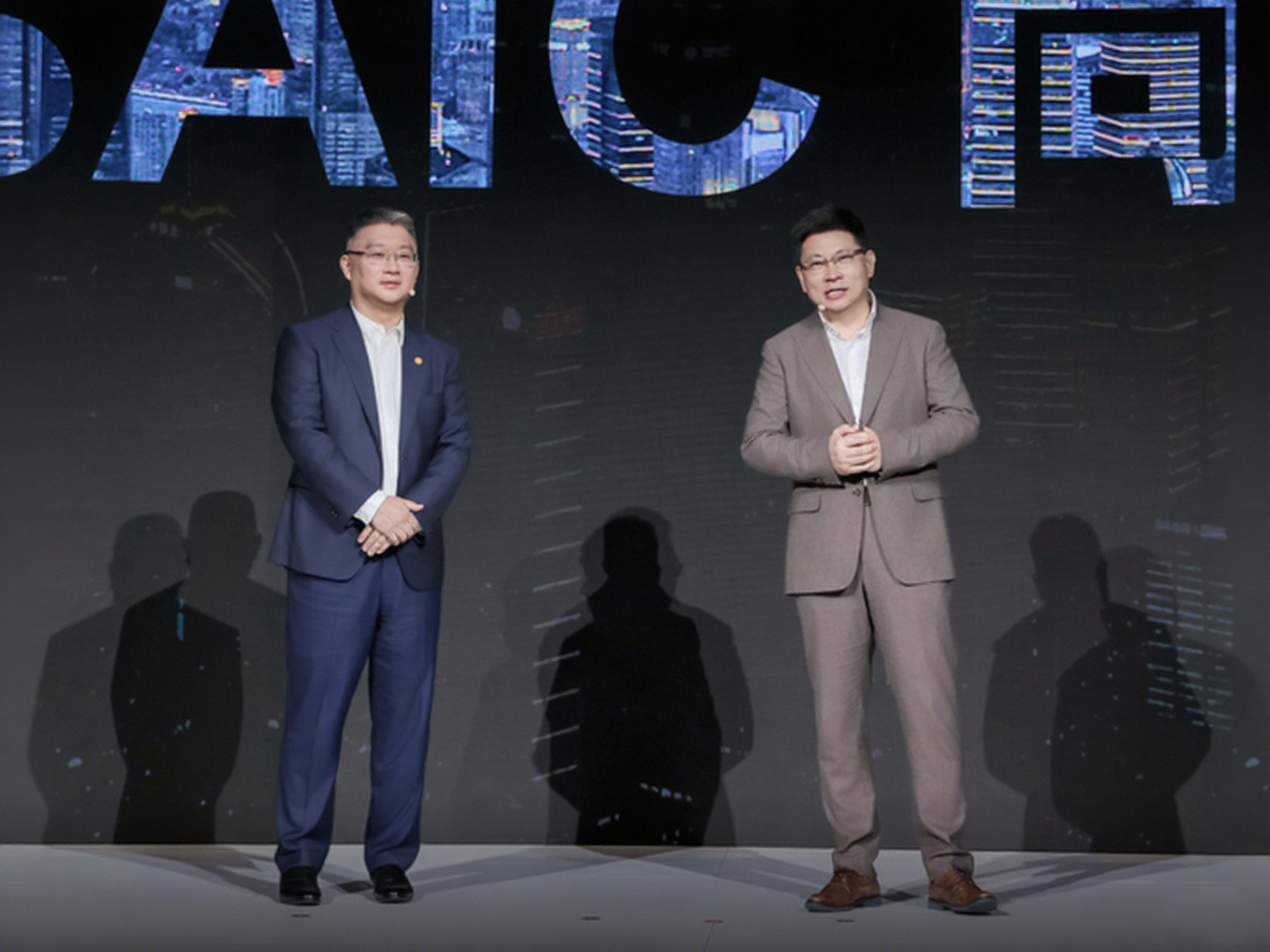 余承东亲测尚界H5余总贾总亲自试驾尚界H5了，现在看实车外观还挺不错的，再加上