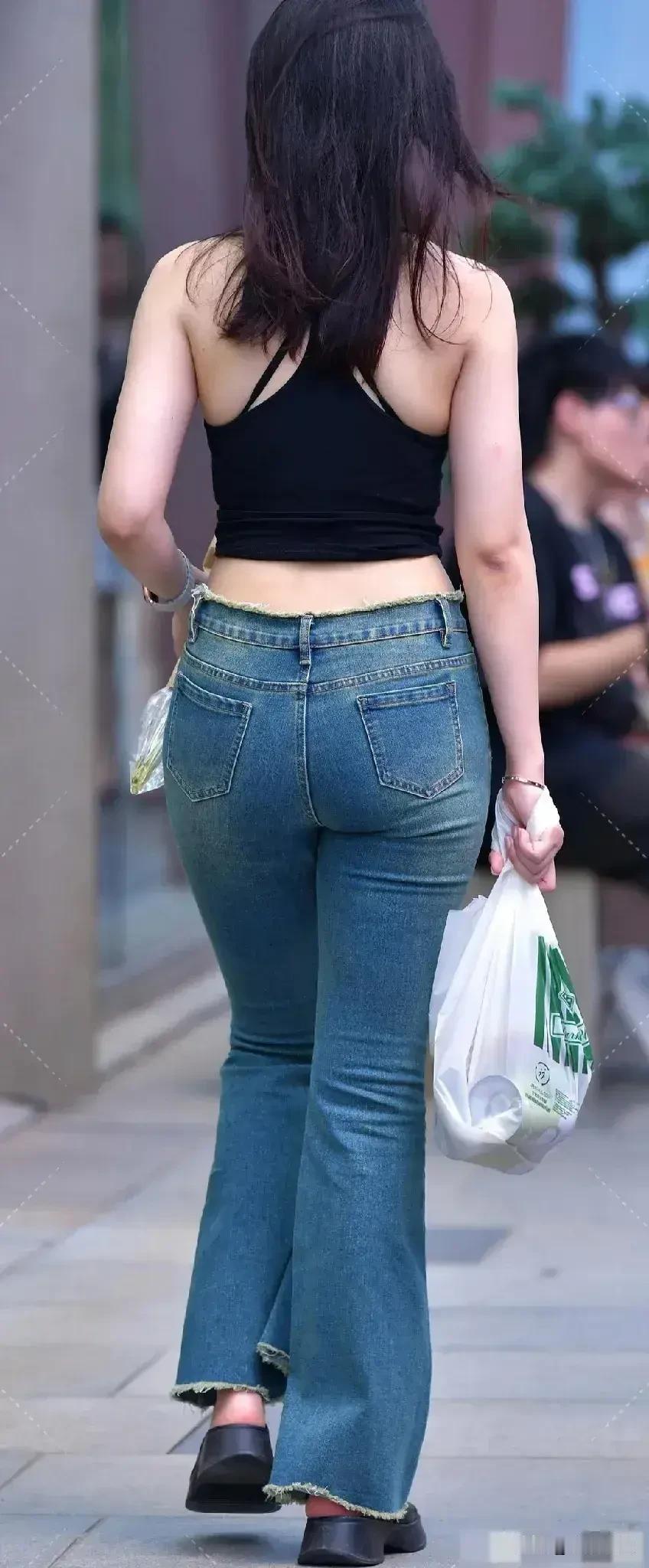 美女究竟能有多美牛仔裤穿出美女美好身材，背影太美了。