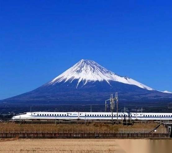 西班牙人来买高铁。有意思的是，他先去德国那些老牌强国转了一圈，估计没谈拢。然