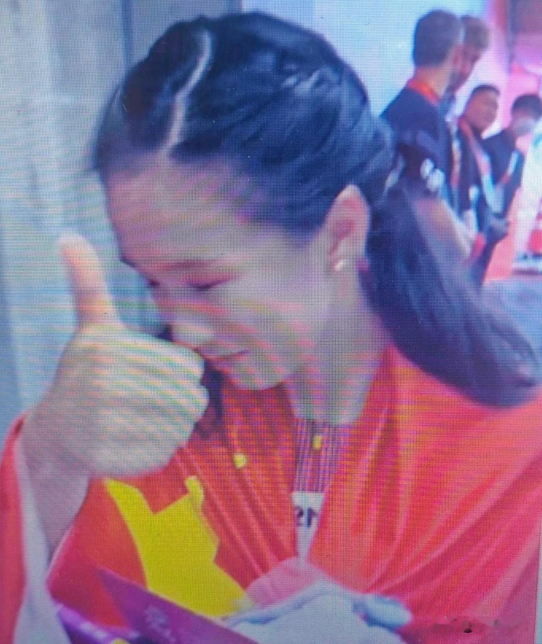 夺金之后被送上五三！陈妤颉的无奈一笑，戳破多少人的单一评价思维亚运会赛场上，17岁陈妤颉刚刚摘下百米