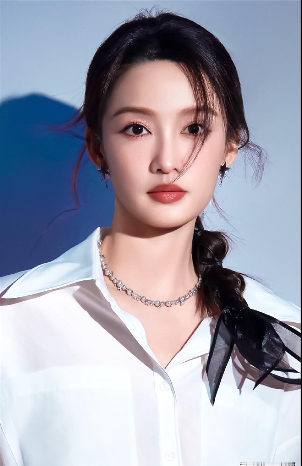 李沁没塌，只是平台换赛道了。《庆余年》那会儿50亿播放是王炸，现在？顶多算个
