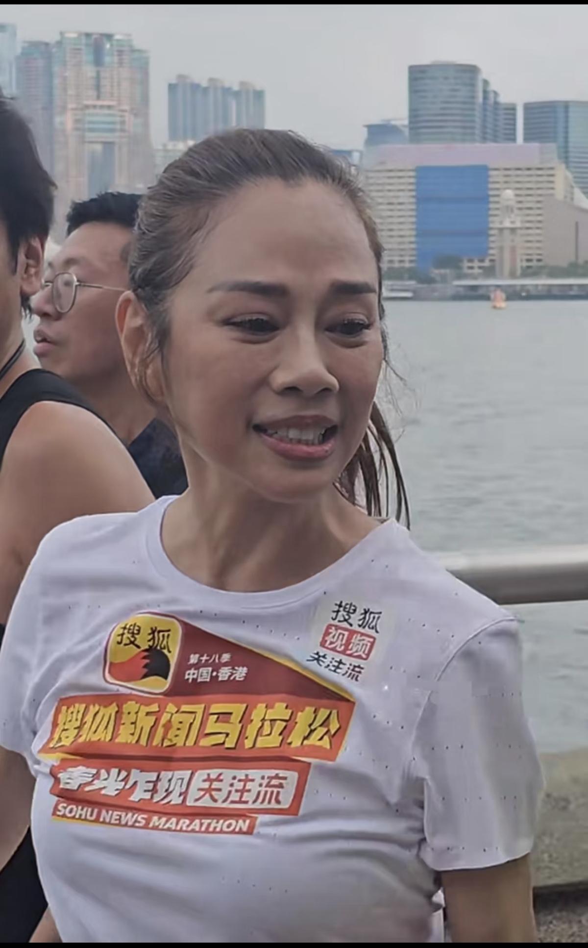 离开美颜和滤镜的明星和普通人并没有什么区别最近有网友抓拍到55岁香港女明星