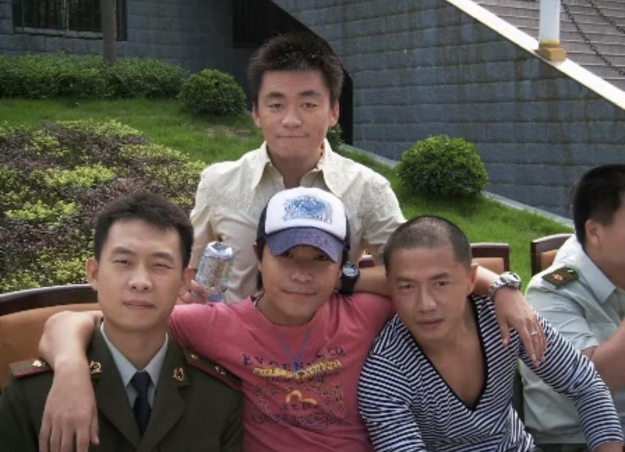 当年，张译、陈思诚、段奕宏、王宝强同框的画面。2006年，四位演员是电视剧《