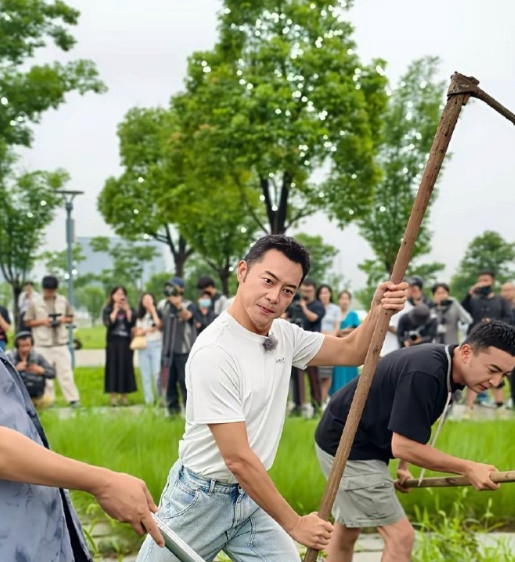 沙溢，这照片要是有邓超才完美。