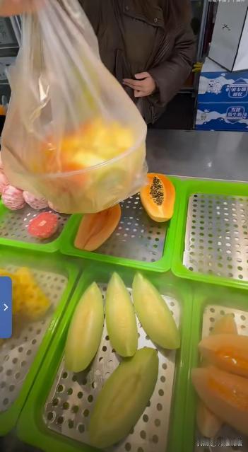太坑了！广东，男子在景区买水果捞，挑完水果后，店主拿到案板上切，周围挡的严严实实