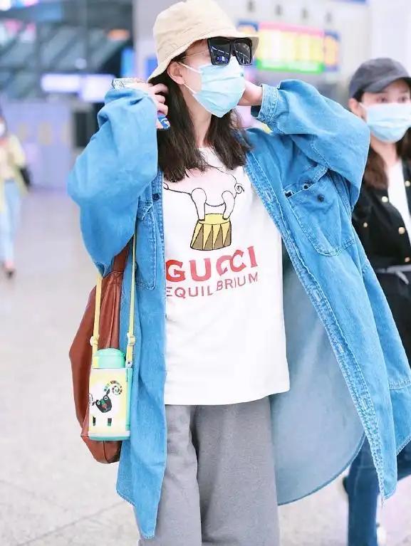 倪妮机场高调吸睛！四千多古驰T恤超惹眼，32岁身材依旧苗条纤细