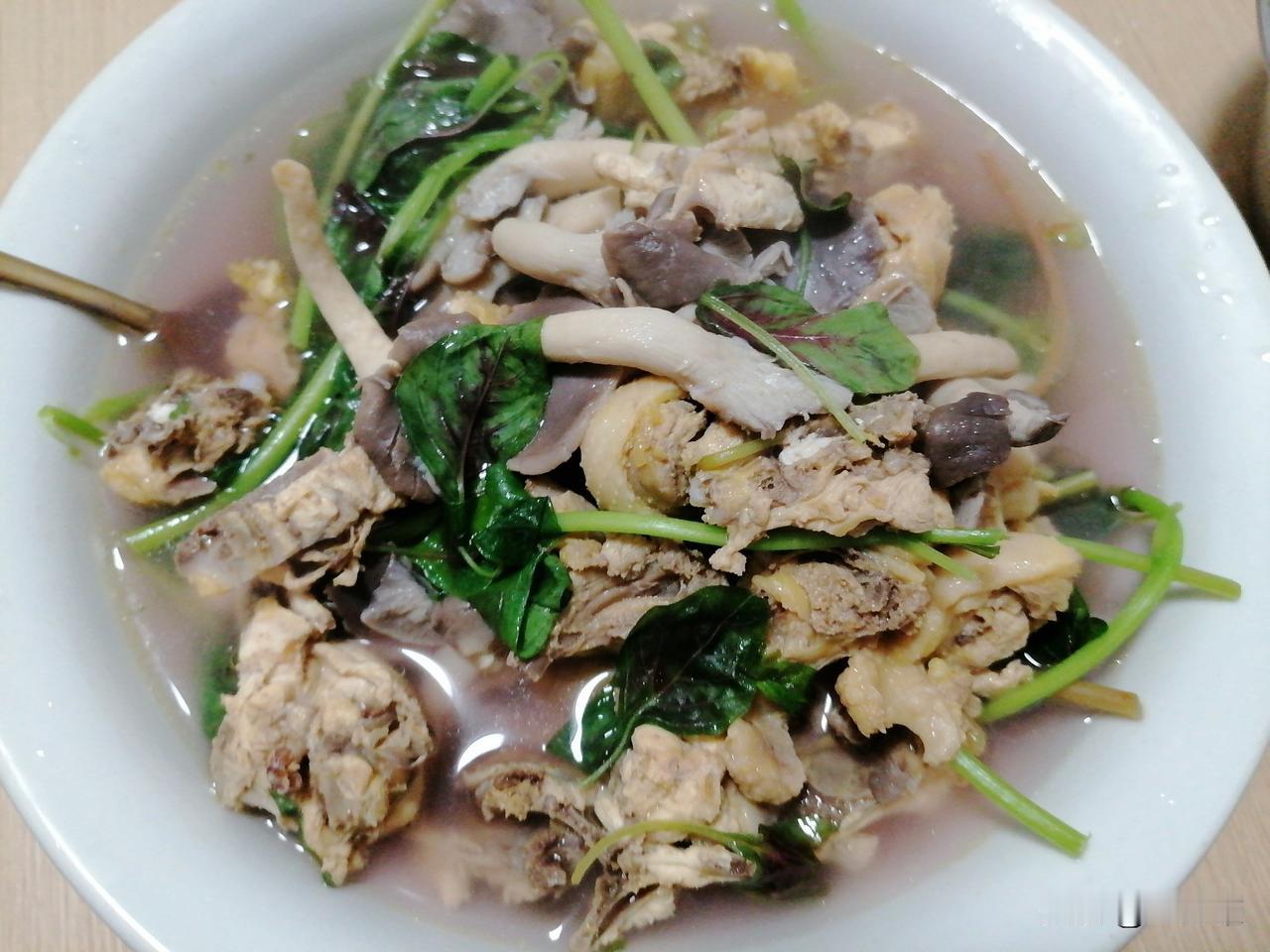 晚饭我没做主食，超市里买了六块钱鸡骨架，三块钱平菇，红苋菜是昨天买的，剩了一半，
