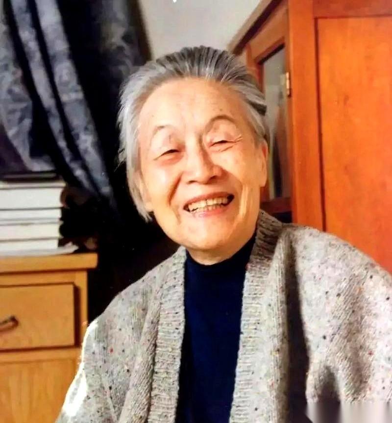 人家把她头发剃成半边倒的“阴阳头”，羞辱她。她回家，对着镜子，把自己另一半头发
