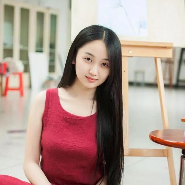 简约优雅的室内氛围，少女静坐其中，散发自然魅力。禅意静坐室内静坐写真闻香静坐