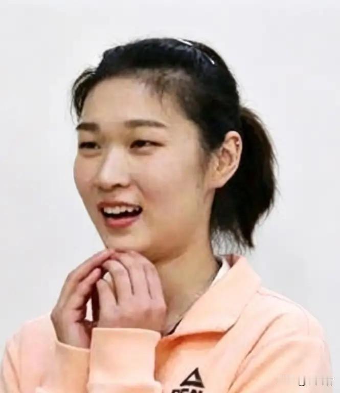 说起王梦洁，很多人第一反应就是那个一传稳得让人放心的自由人。可你知道吗，这个1