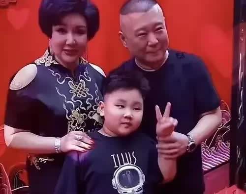 郭德纲小儿子天资聪慧，越长越有灵气！走哪都妈妈牵着手，在充满爱的氛围中长大，左右