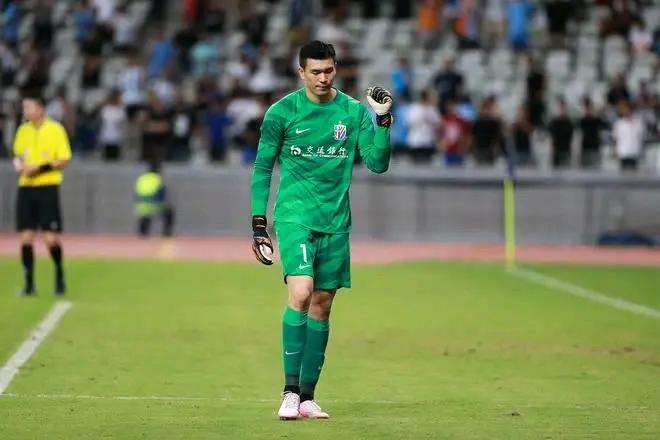 记者赵震透露了上海申花门将马镇能够入选国足的原因，并不是靠岳父范志毅！在上海申