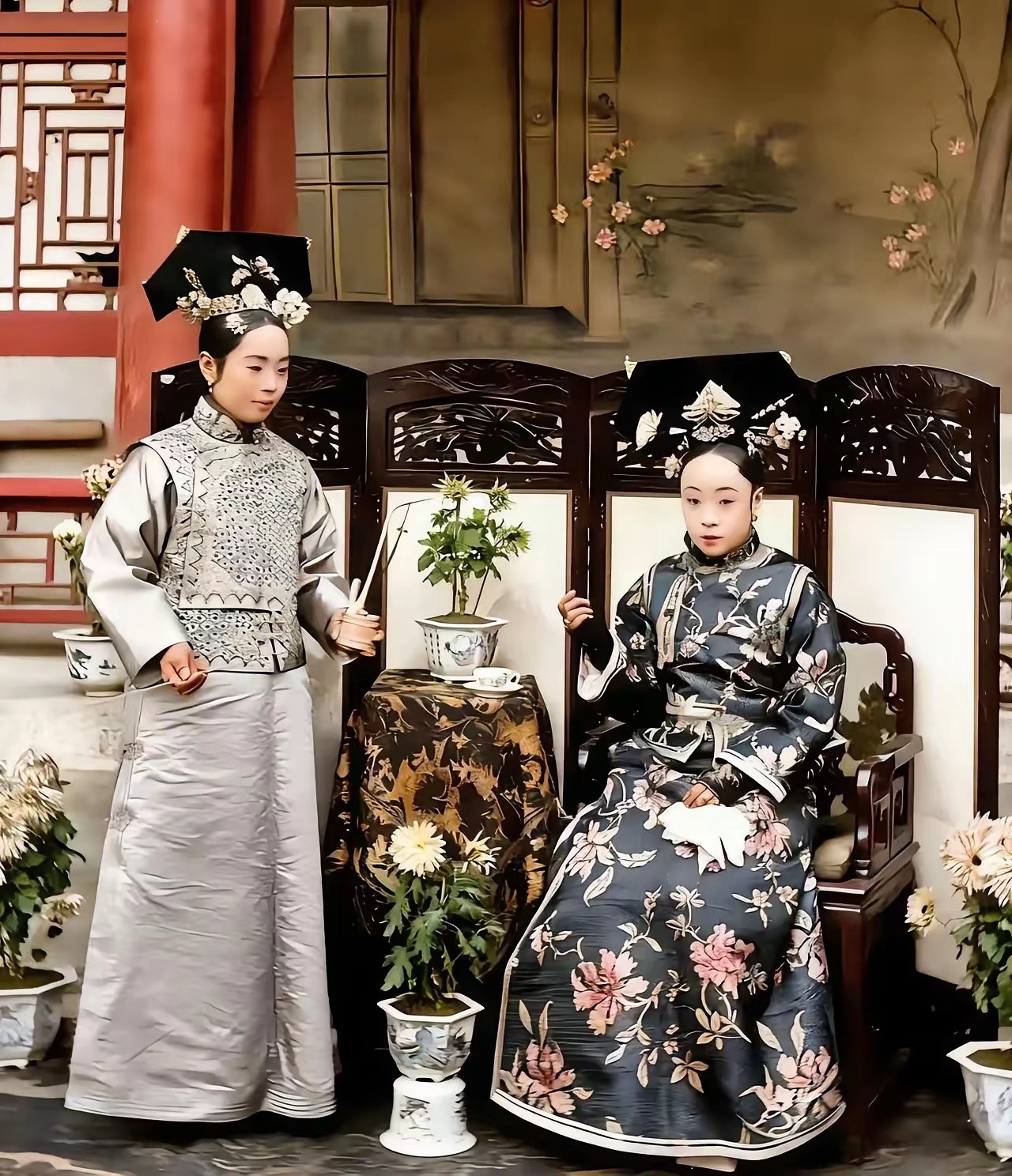 溥仪生母37岁吞鸦片自尽这张老照片里端坐的女子，是溥仪的生母瓜尔佳·幼兰。她是晚