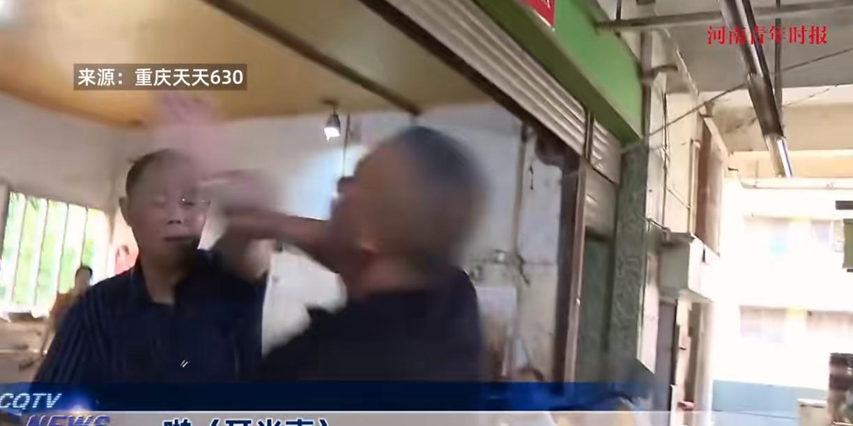 “冤不冤！”近日，重庆，一男子因为不满妹妹不照顾母亲，于是找到妹妹理论，谁知还没