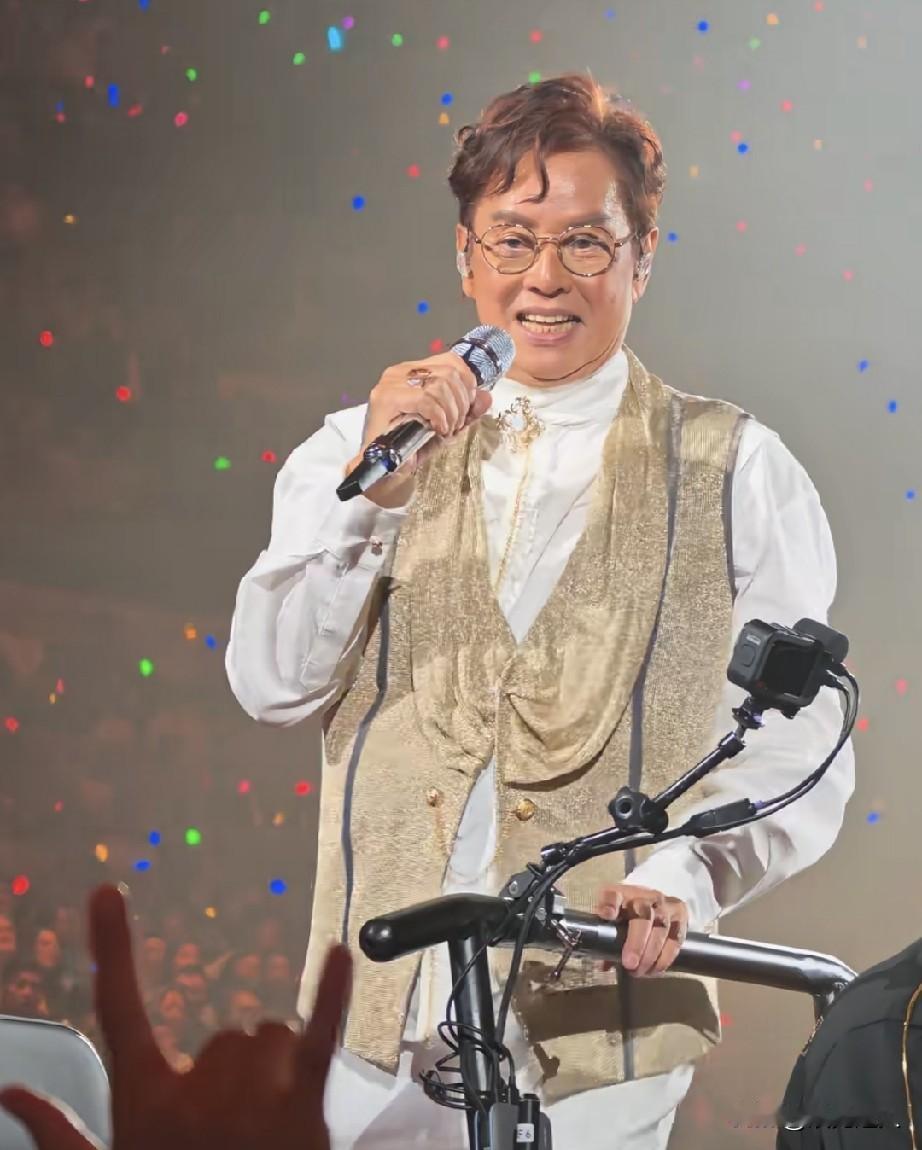 75岁谭咏麟，昨晚在红馆把全场唱哭了。他连开10场，首场就唱了41首歌，从《