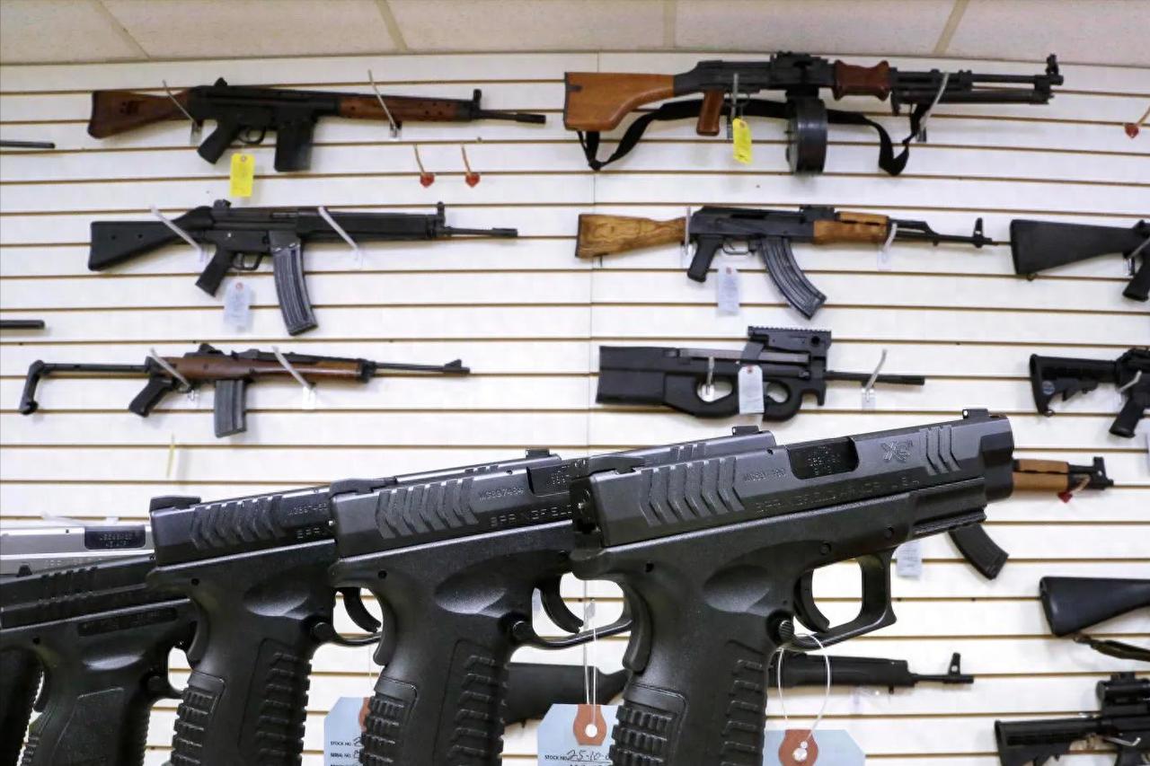 3000万支。这是今天美国民间流通的AR-15半自动步枪数量——比整个澳大利亚人