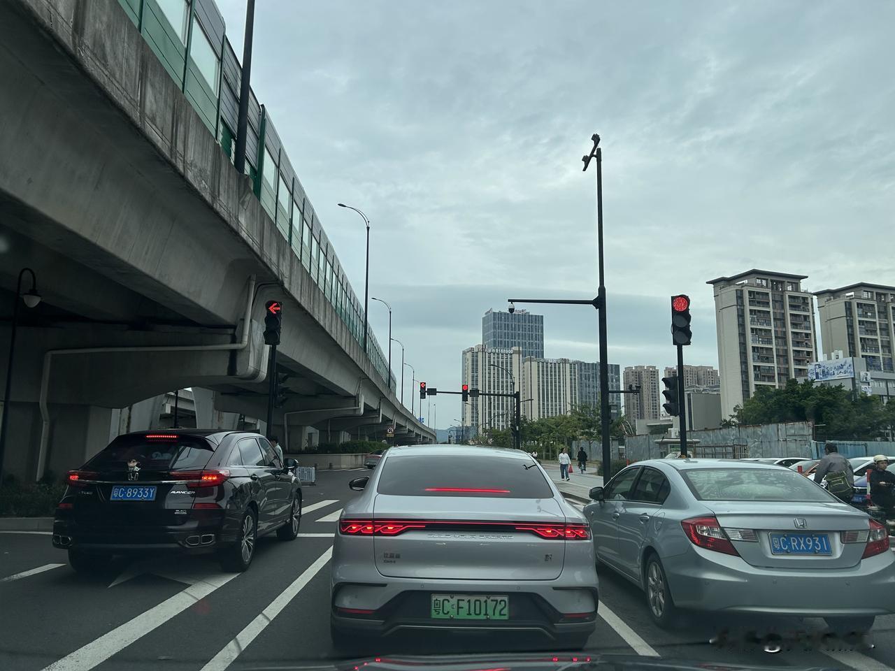 珠海市区有资格禁止电动自行车通行。其一，主城区面积不大；其二，一块钱的公交线路四