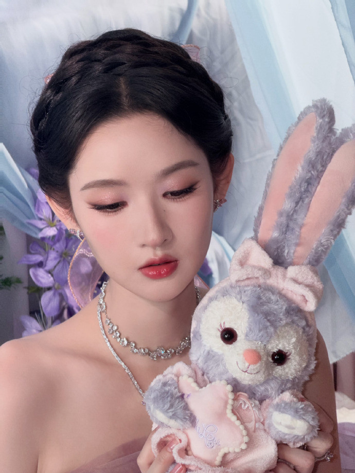 王玉雯这组图越看越上头淡紫色纱裙衬得她皮肤白到发光，发间的丝带随风轻晃，整个画