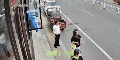 惊！男子开路虎故意追撞行人，往死里撞那种。6月13日下午5时左右，山西长治，街